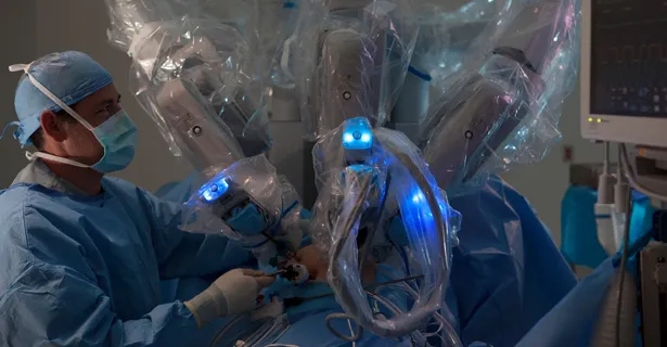 Surgeon using surgical robot